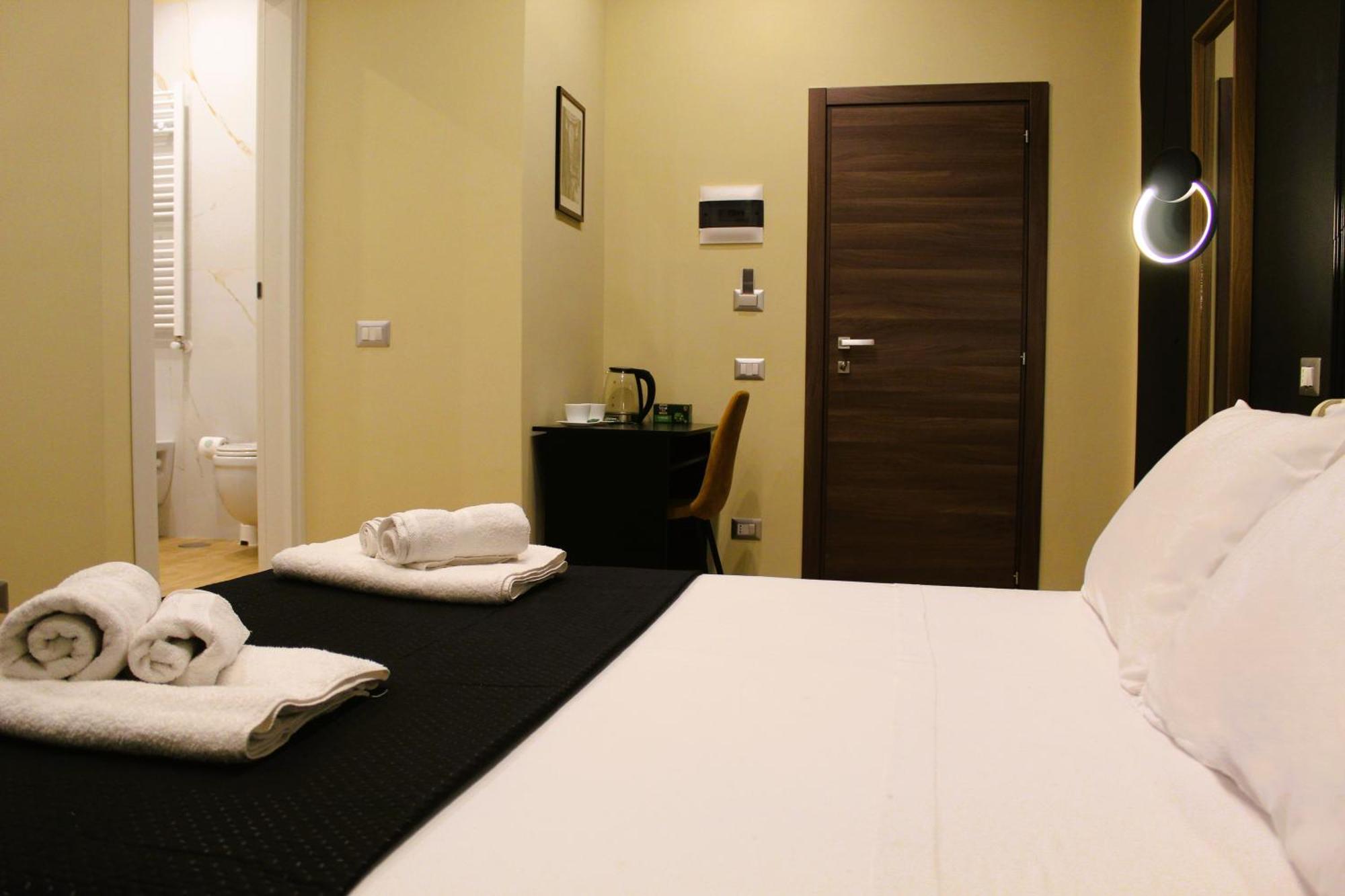 Blackwoody Contemporary Rooms - Napoli Centro Storico Via Toledo ภายนอก รูปภาพ