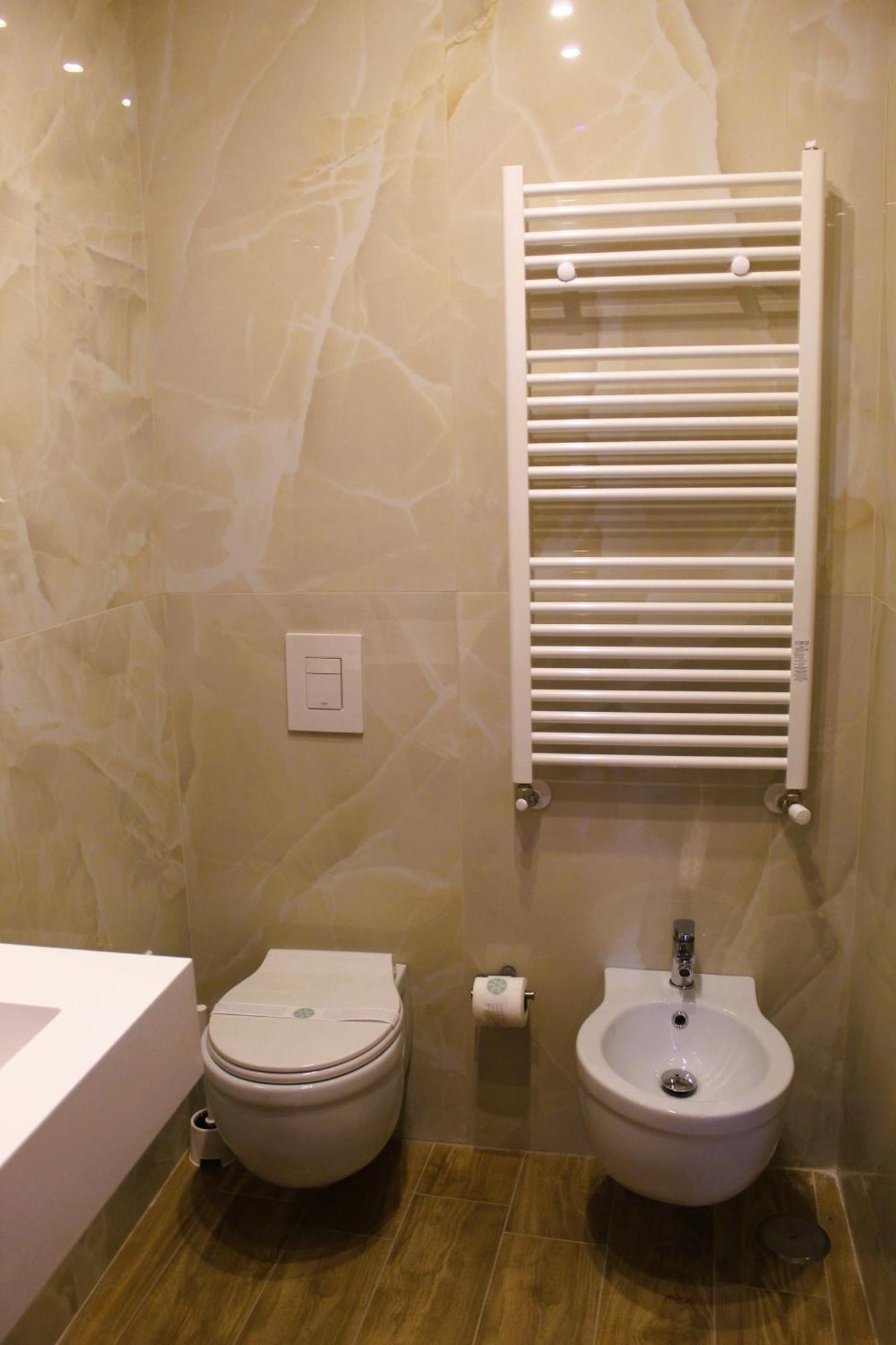 Blackwoody Contemporary Rooms - Napoli Centro Storico Via Toledo ภายนอก รูปภาพ