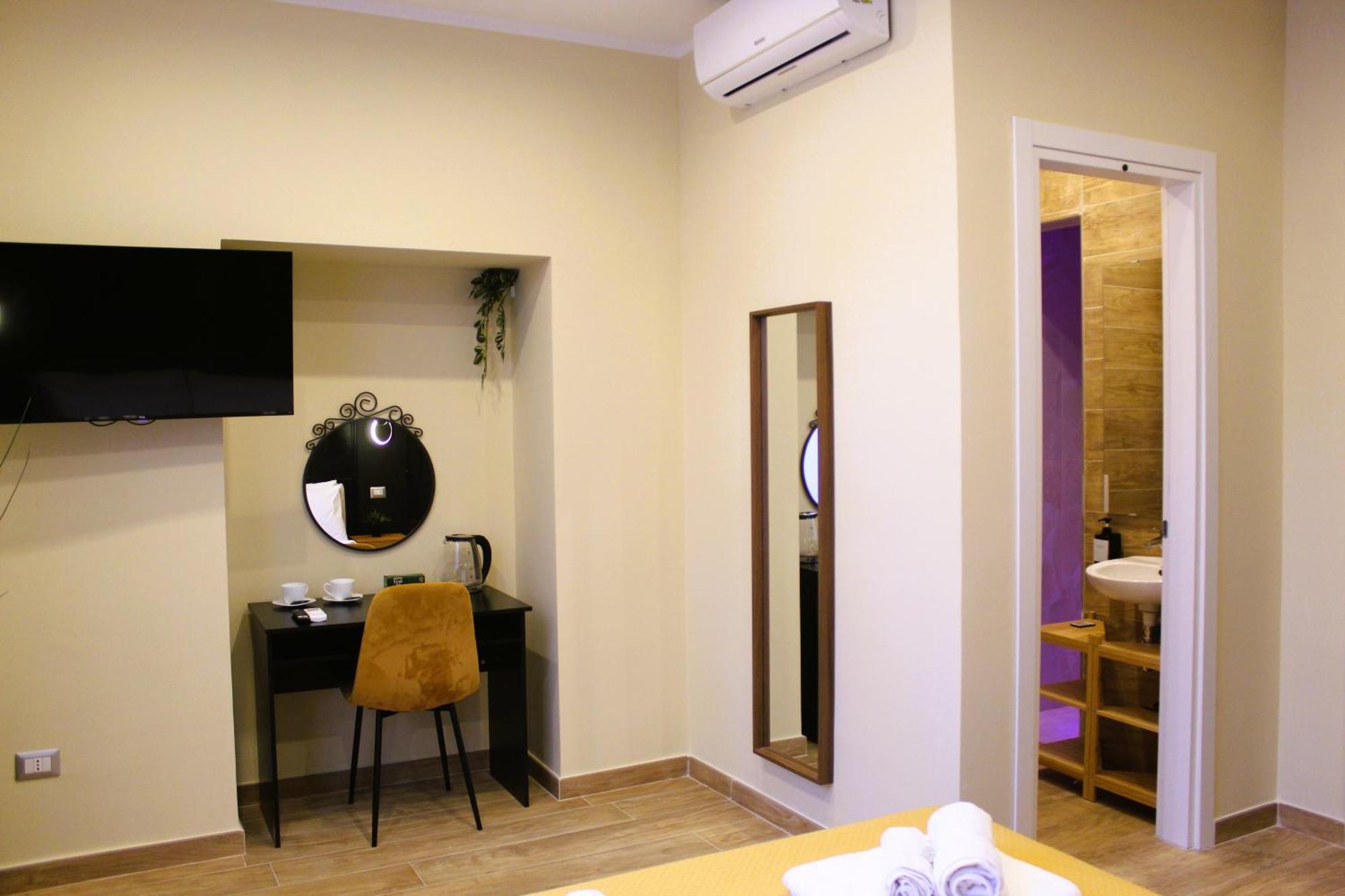 Blackwoody Contemporary Rooms - Napoli Centro Storico Via Toledo ภายนอก รูปภาพ