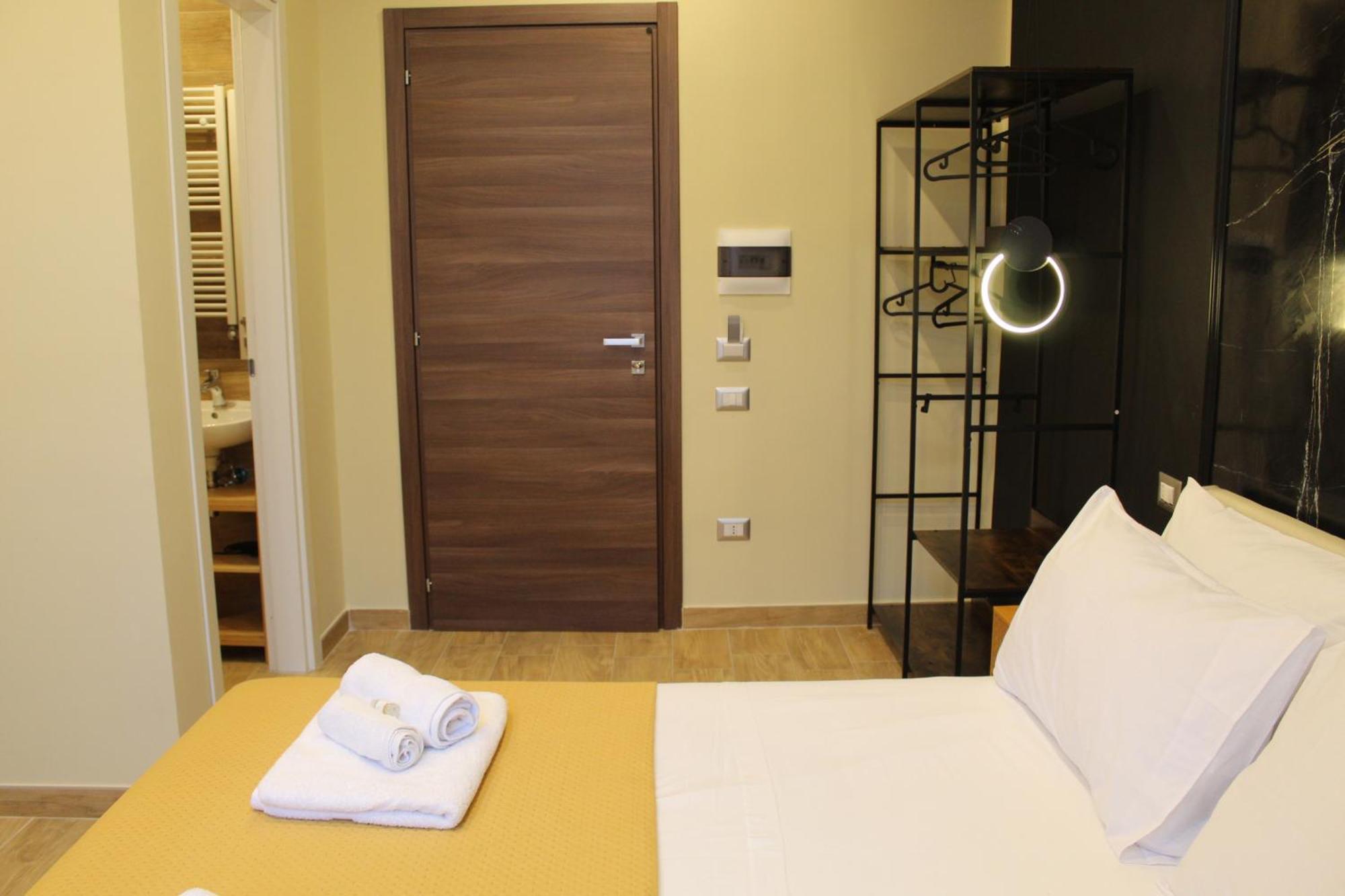 Blackwoody Contemporary Rooms - Napoli Centro Storico Via Toledo ภายนอก รูปภาพ