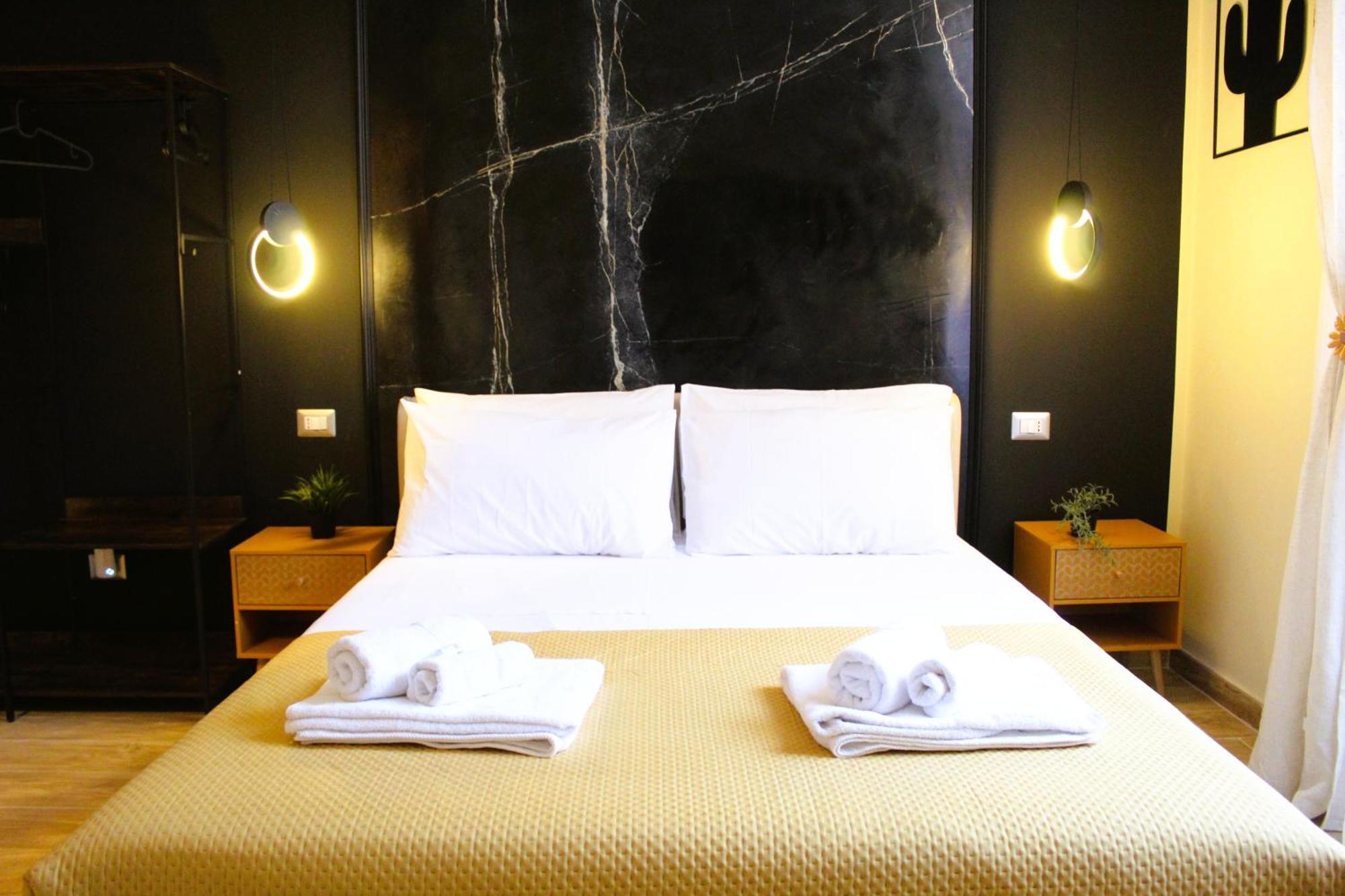 Blackwoody Contemporary Rooms - Napoli Centro Storico Via Toledo ภายนอก รูปภาพ